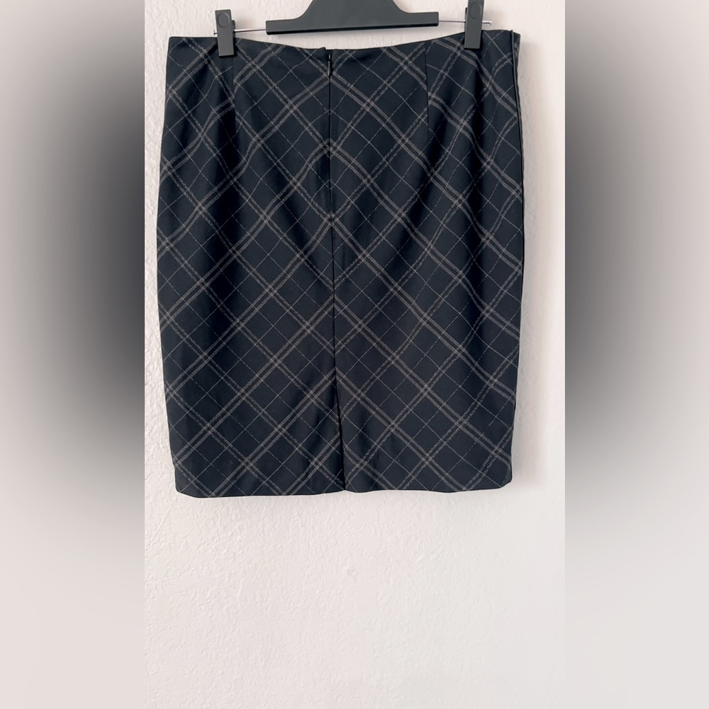 The limited women’s skirt Size is 14 NWOT - Picture 1 of 6